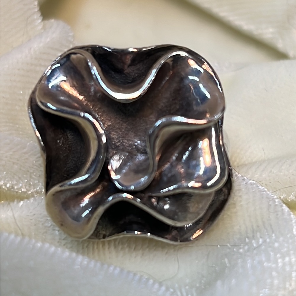 Silpada R1809 oxidized sterling silver flower ring. Size 8.